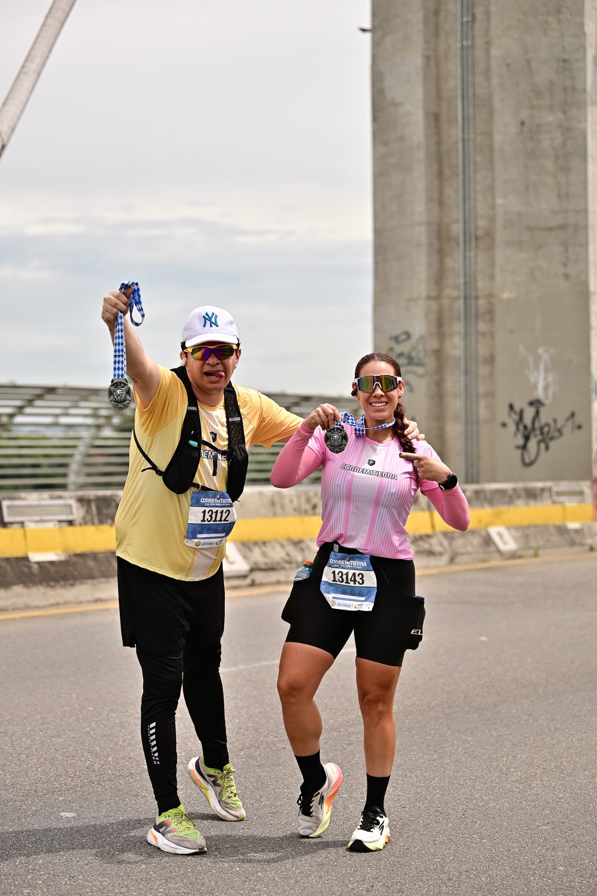 Fotografía de atletismo y running en la carrera Corremitierra — Medallas