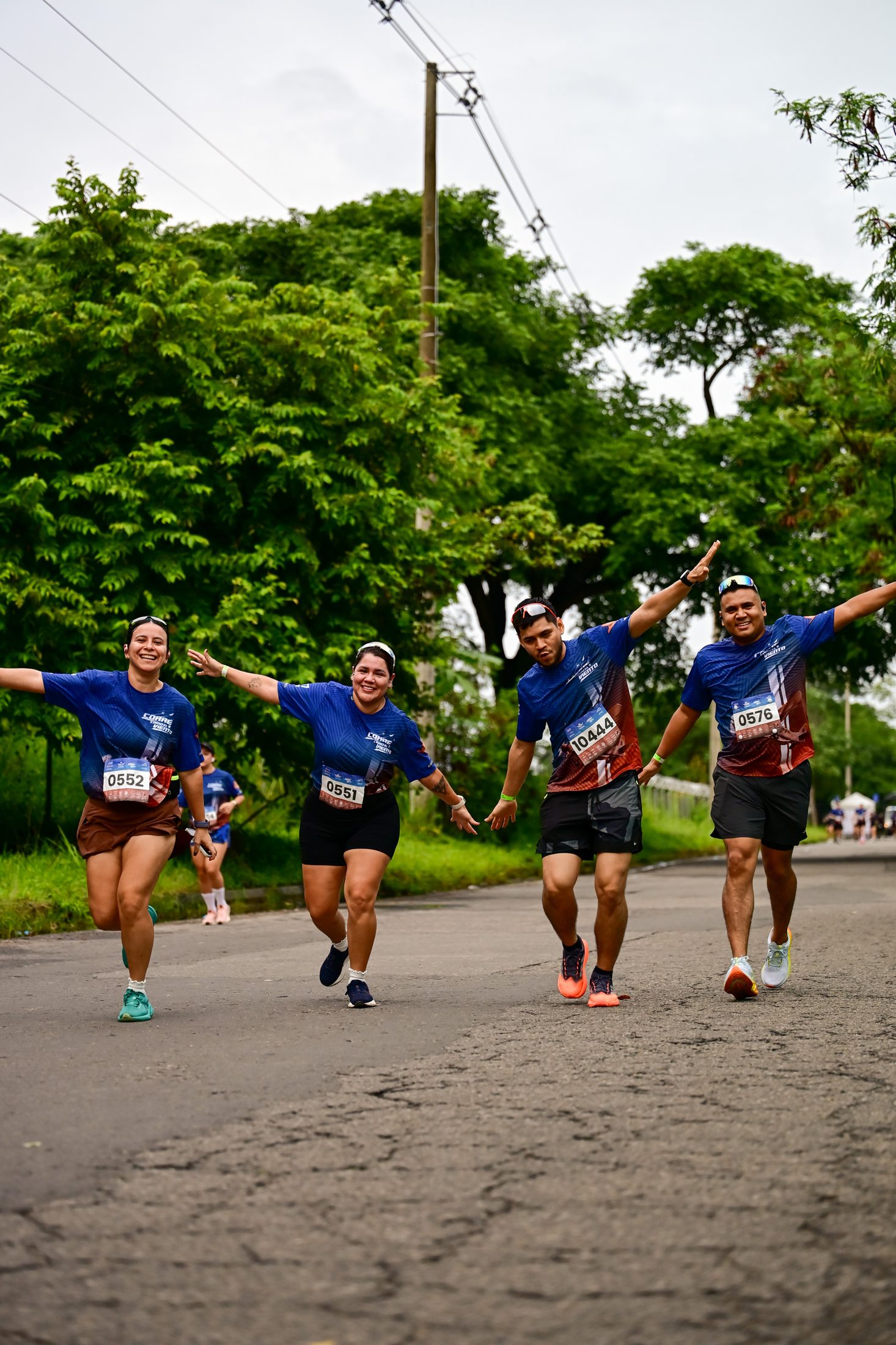 Grupo de corredores celebrando